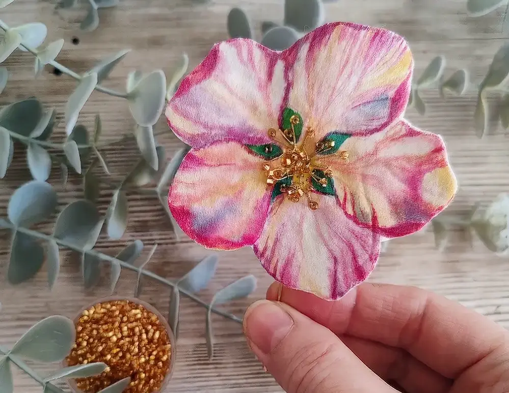 Шёлковая брошь Яблоневый цветок